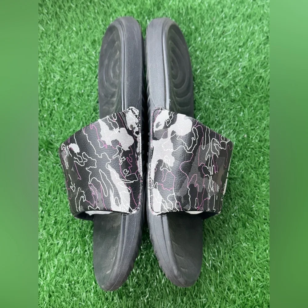 Under Armour men’s flip-flops size 13‎